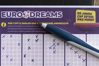 Un joueur a gagné jeudi soir une rente mensuelle pendant cinq ans grâce à Eurodreams. KEYSTONE/GAETAN BALLY